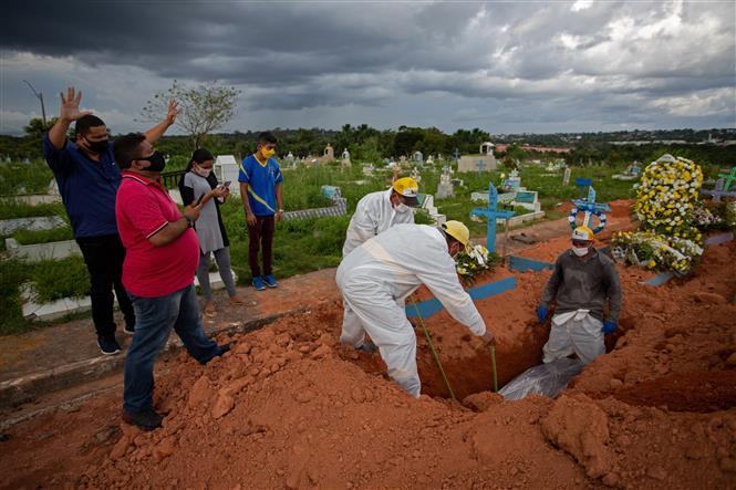 Chôn cất thi thể bệnh nhân COVID-19 tại một nghĩa địa ở bang Amazonas, Brazil, ngày 15/4/2021.